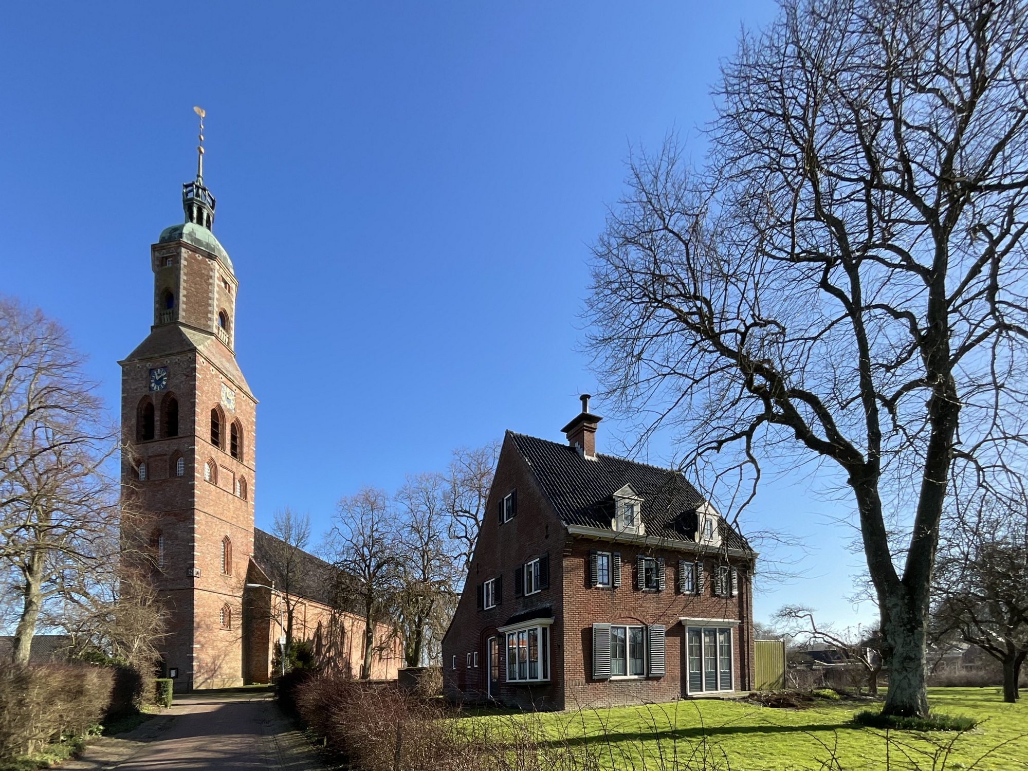 Toren, kerk en pastorie van Eenrrum. Foto: ©Jur Kuipers.